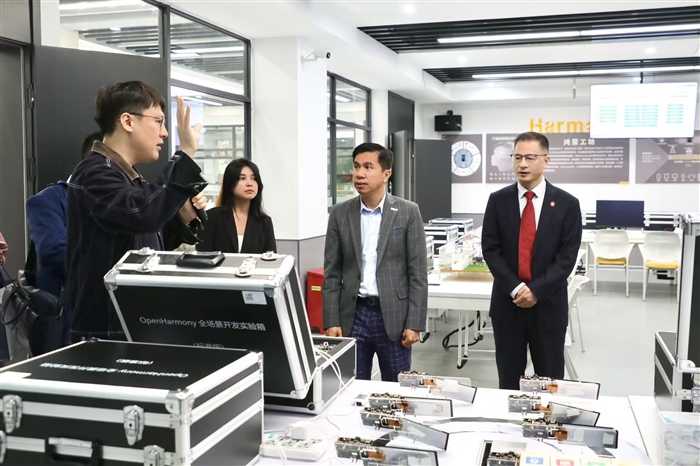 柬埔寨领导考察参观.jpg 柬埔寨领导考察参观.jpg